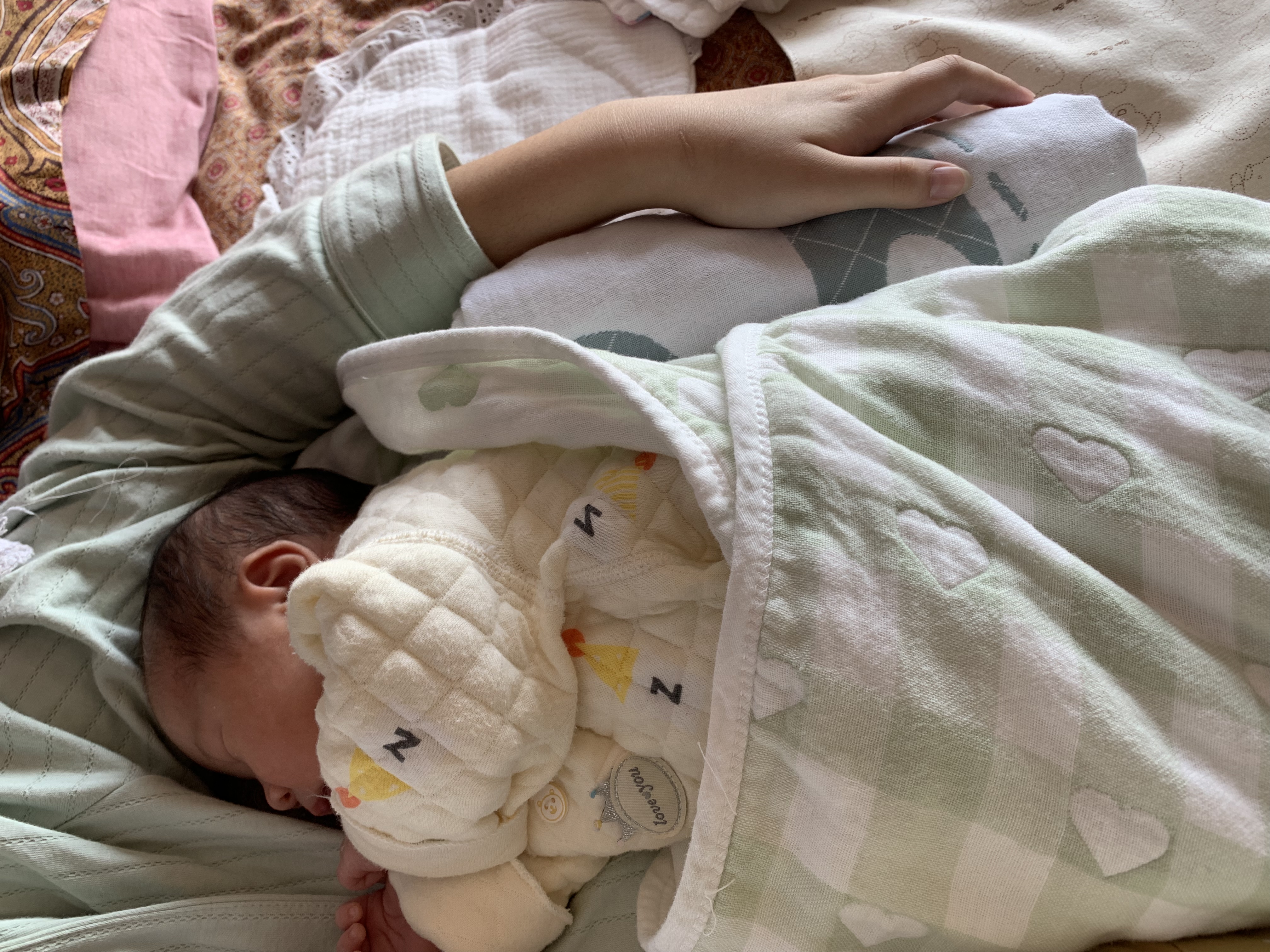 妈妈搂着我睡觉